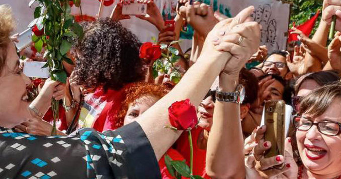 recebida com flores, a presidente eleita Dilma Rousseff disse que se pergunta todos os dias, quando acorda, quem do governo vai cair